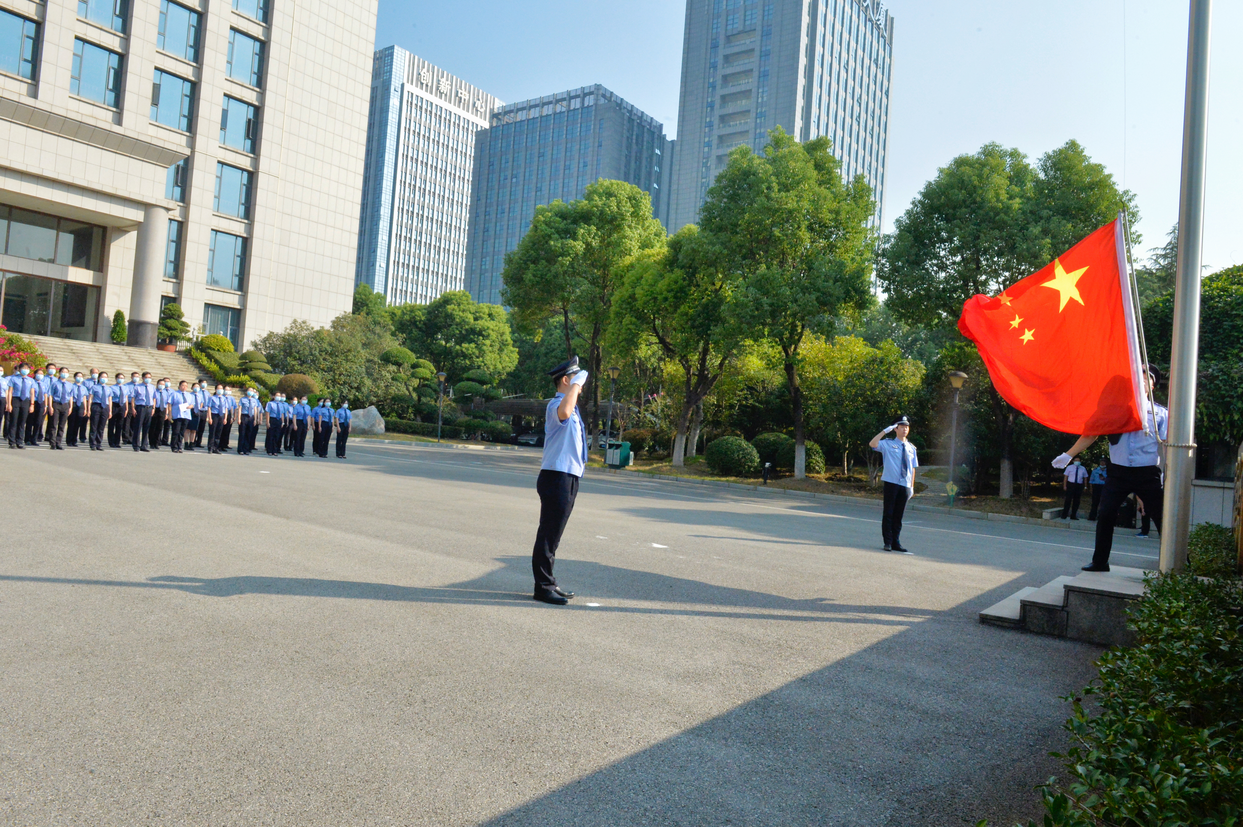 向烈士致敬，向国旗敬礼！武汉城郊院举行迎国庆升国旗仪式暨烈士纪念日活动